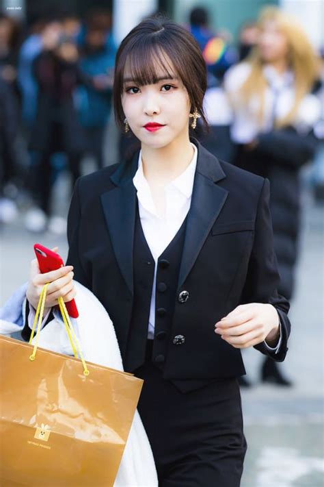 8 female idols who look extremely good in suits