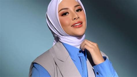 potret cantik aurel hermansyah  hijab setelah menikah