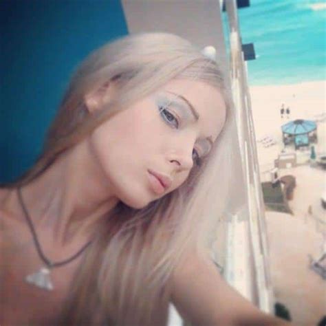 human barbie valeria lukyanova selfie but where s the make up