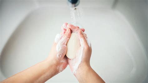 study finds antibacterial soap     plain soap shots
