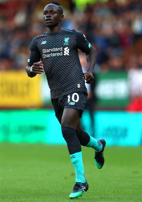 liverpool star sadio mane lifts lid  mohamed salah spat   man