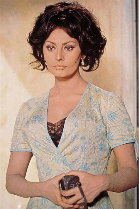 Sophia Loren Božská Sophia Loren Nestárne V Bílém Kostýmku Oslnila