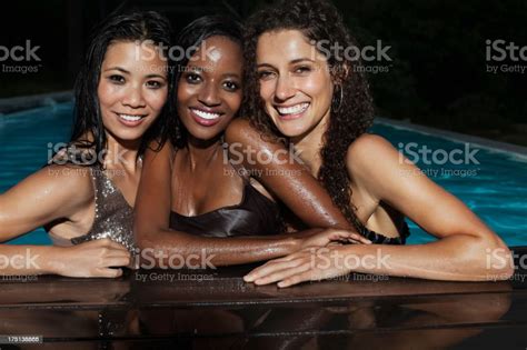 fully dressed women in swimming pool zdjęcia stockowe i więcej