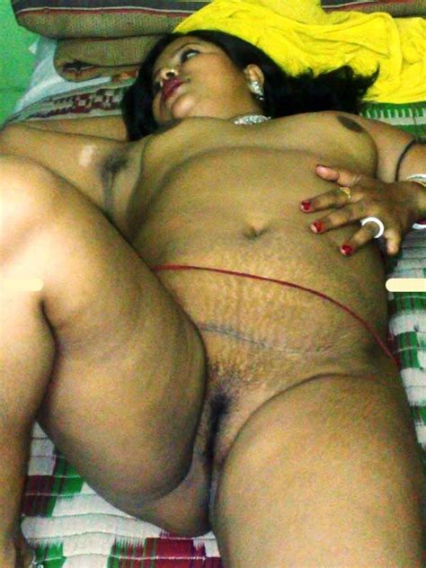 bengali mature aunty nude in yellow saree mature porn photo