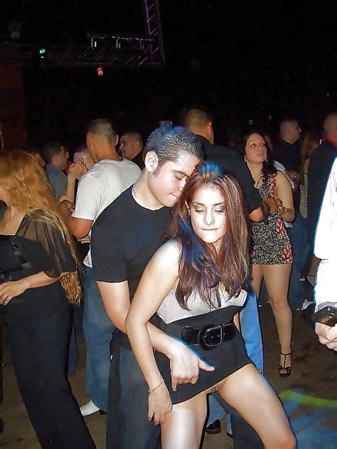 he s flashing her pussy on the dance floor nudeshots