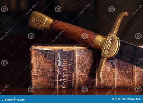 oude bijbel met zwaard stock afbeelding image  sleutel