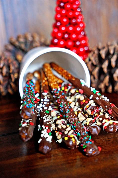holiday chocolate dipped pretzels keviniscookingcom