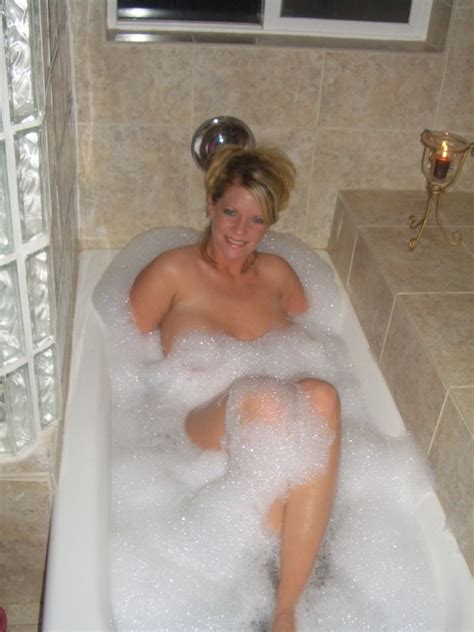 milf blonde aux yeux bleus baise dans son bain