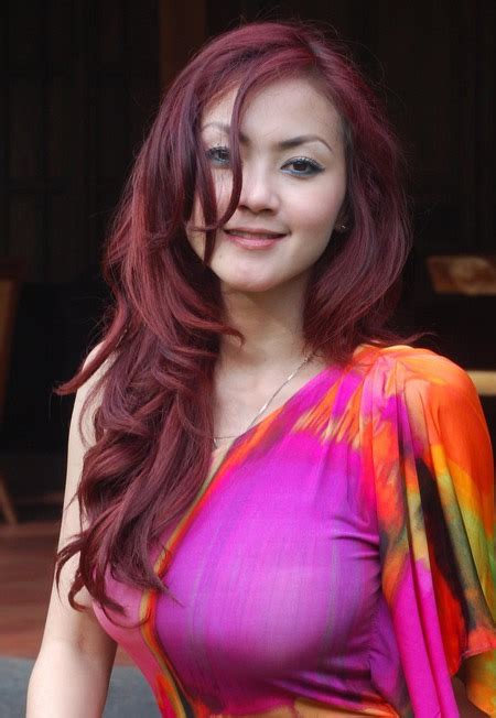 2012 Foto Ade Fitrie Hot Seksi Payudara Besar Artis Indonesia