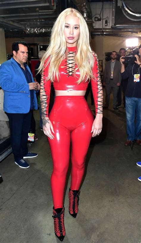 iggy azalea flashes eye popping rear as she squeezes curves into kinky