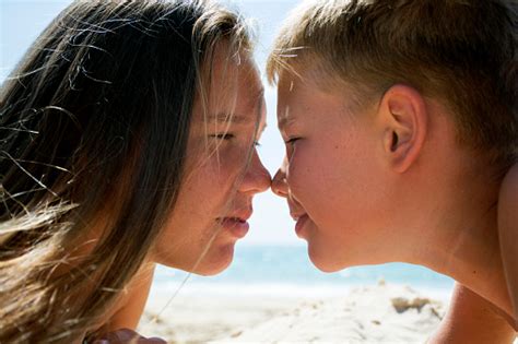 Bruder Küsst Seine Schwester Bruder Und Schwester Küssen Einander Das