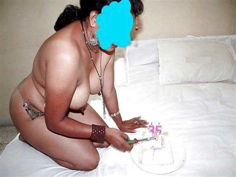 nude indian aunty ki hot chut loda mang rahi he nude photos