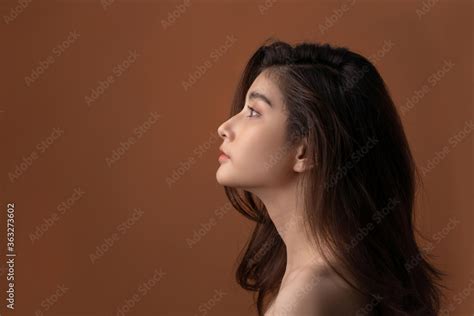 Beautiful Asian Woman With A Beautiful Face Side View Stock Foto