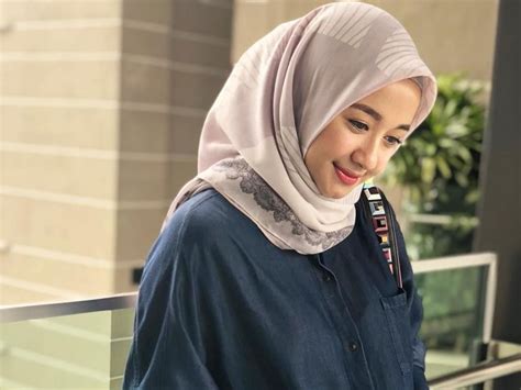 4 jenis bahan jilbab laudya c bella yang bikin hijabers