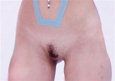 miley cyrus finally shows a clear shot of her nude vagina