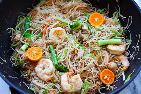 shrimp pancit recipe with chicken and vegetables in a