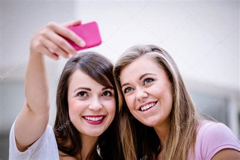 Mulheres Bonitas Tirando Uma Selfie Fotos Imagens De © Wavebreakmedia