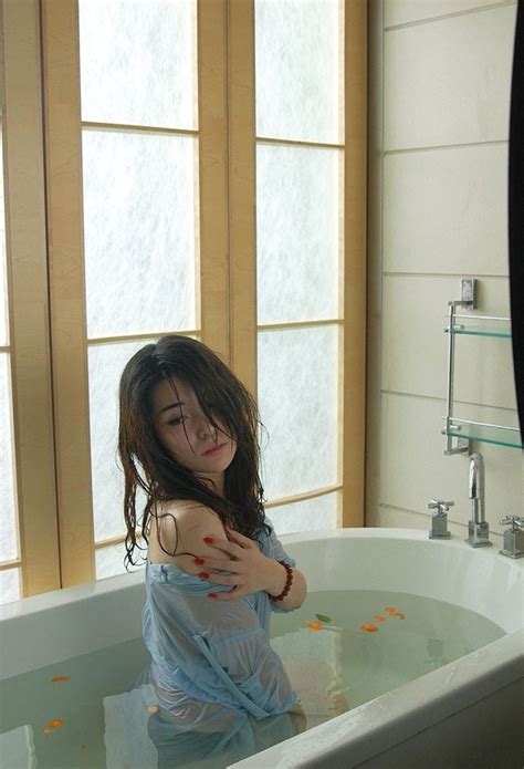 China Hot And Beautiful Girls Zone Model Ni Mo Wet Bathtub Photos