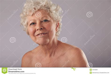 donna anziana sicura con il sorriso sul suo fronte immagine stock immagine di anziano persona