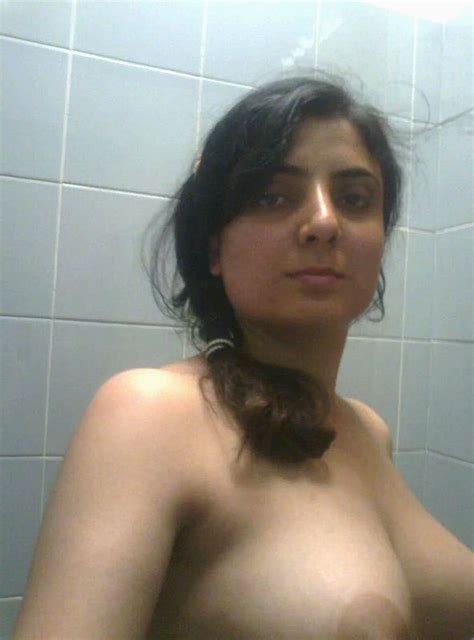 hot desi wife pooja topless bathroom leaked selfies indian nude girls