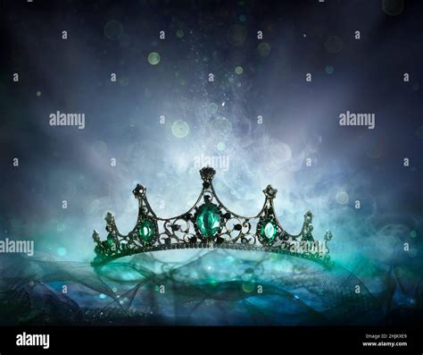 queen throne  crown  res stock photography  images alamy