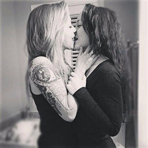 sensuous sirens girls kissing girls lesbian love lesbian lesbians kissing