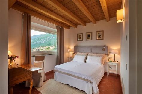 airbnbs  lake como   romantic italian getaway