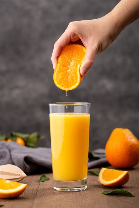 Glas Orangensaft Und Eine Person Die Eine Orange Darin