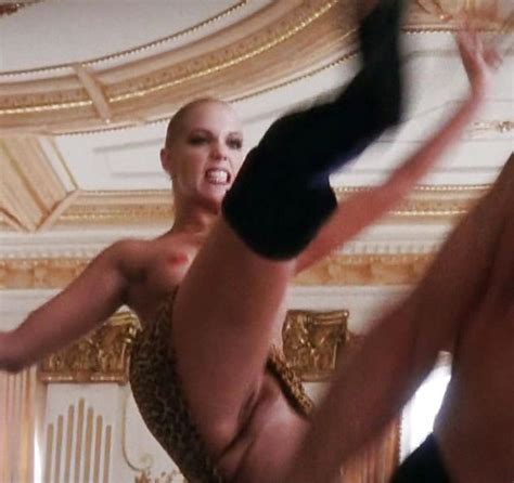 elizabeth berkley nude zdjęć 16