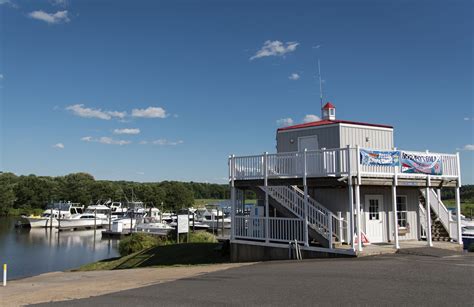 aquia harbour offers gated privacy boat access   relaxed weekend