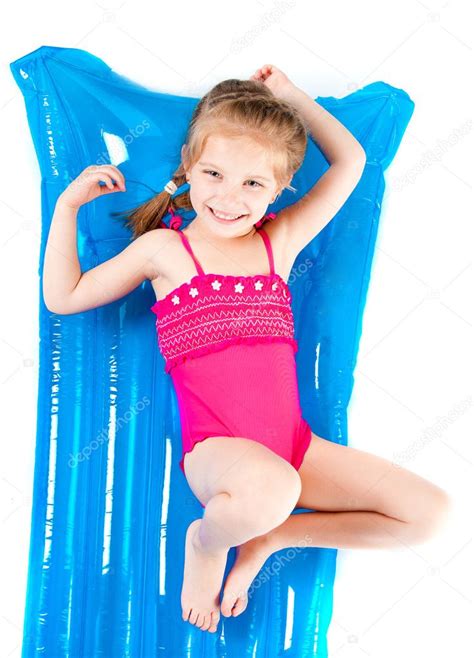 nettes kleines mädchen im badeanzug auf einer aufblasbaren matratze — stockfoto © gekaskr 10801778