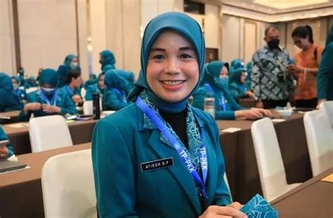 Biodata Dan Profil Siti Atikoh Istri Ganjar Pranowo Yang Tak Disangka