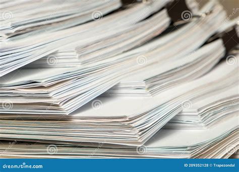 stapel papieren documenten op kantoor stock foto image  spatie omslag
