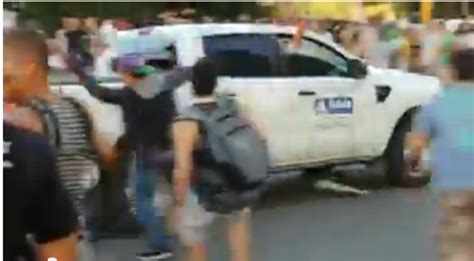 vídeo em carro oficial do governo homem dispara vários