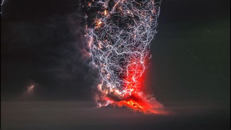 photo prize winning volcano lightning storm image  stunning wusacom