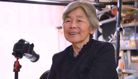 aos 89 anos japonesa encanta internet com fotos bem humoradas confira