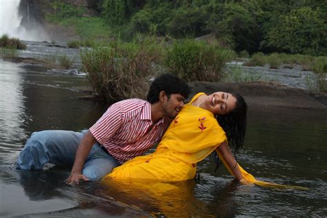 Maya Unni Wet Navel Kissing Show In Yellow Saree Mithayi