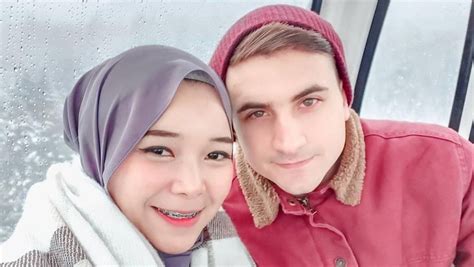 3 Kisah Cinta Hijaber Dan Bule Suami Makin Bucin Setelah Istri Hamil