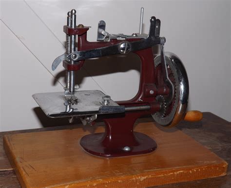 shadow magpie monday honey  shrunk  sewing machine