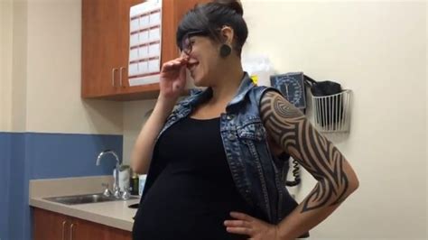 pregnant woman s belly shrinks when she laughs and then she can t stop