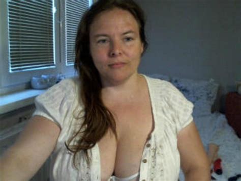 Lilieblunk Busty Brunette Mom Webcam