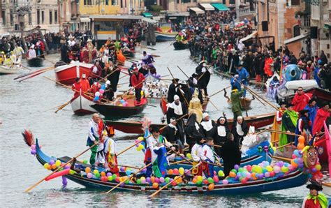 carnaval de venecia  abre sus puertas  miles de turistas  se llena de vida la verdad