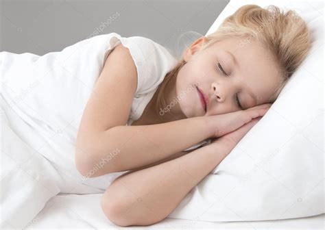 Linda Niña Durmiendo Sobre Una Almohada Blanca — Fotos De