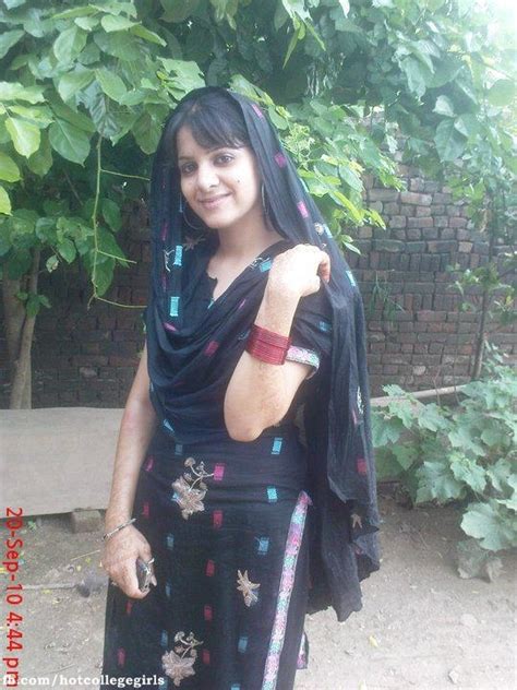 pakistan hot girls in outdoor and in saree pictures hot
