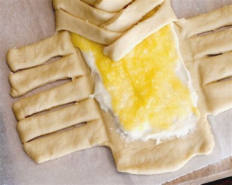 braided bread stuff   lemon curd  cream cheese