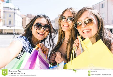 drie meisjes die selfie nemen stock afbeelding