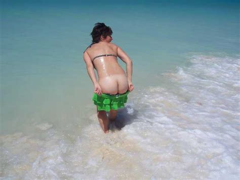 mooning on the beach via r mooning girls flashing pictures sorted by rating luscious