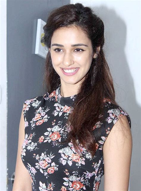 know about disha patani height weight age affairs figure house
