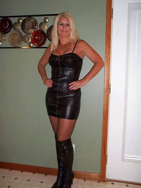 Amateur Milf Leather Skirt 102 Immagini