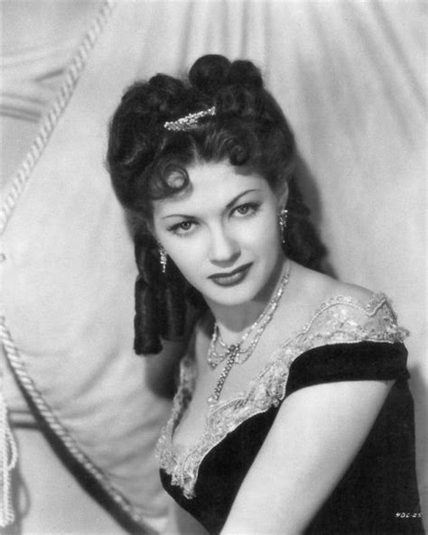 30 Stunning Black And White Portraits Of Yvonne De Carlo